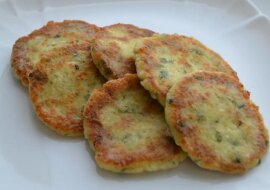 Prosty i szybki przepis na śniadanie z twarogu, sera i zieleniny