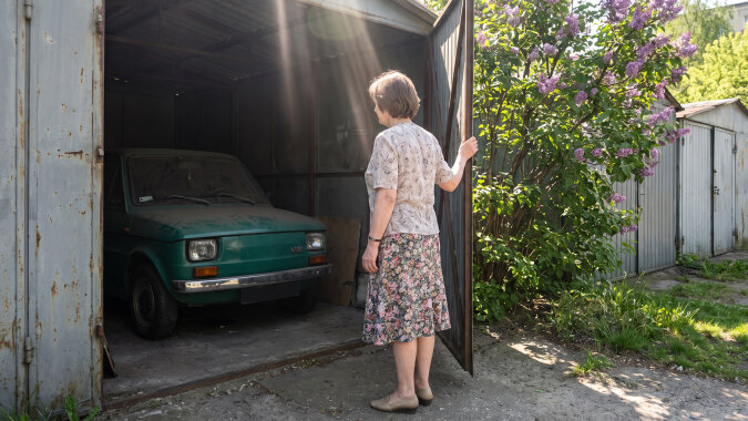 Fiat 126p po mężu stał w garażu, dzieci powtarzały: "sprzedaj na części". Wnuk uparł się, że go naprawimy - rok sobót przy silniku. W maju na zlocie ktoś zapytał, czyj to maluch. Wnuk odpowiedział: "nasz z babcią"