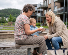 Syn zaprosił mnie do Norwegii na lato - "fiordy, mamo, zobaczysz". Fiordy widziałam z okna kuchni, przy zmywaniu. W sierpniu na placu zabaw Polka z sąsiedniego bloku zapytała, z której jestem agencji, bo ona "bierze dwa tysiące euro i mieszkanie"