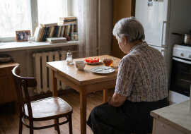 Od śmierci męża jadam wszystkie posiłki sama. Młoda kasjerka z Biedronki, ta z warkoczem, od pół roku mówi mi na pożegnanie: "Do jutra, pani Krysiu". Wczoraj zdałam sobie sprawę, że to jedyna osoba, która zna moje imię