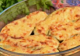 Jak szybko upiec bakłażany i uszlachetnić je białym sosem