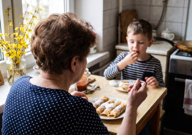 Od października odbieram wnuka z przedszkola i siedzę z nim do wieczora - "tylko na zimę, mamo, w marcu wraca pani Gosia". Wczoraj Kubuś przy kolacji oznajmił, że pani Gosia już nie wróci