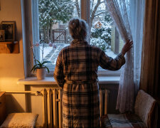 Odkąd zostałam sama, ktoś każdej zimy przed szóstą odśnieża mi kawałek od furtki do drzwi. Byłam pewna, że to sąsiad Heniek, i co roku nosiłam mu za to sernik