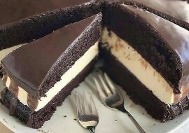 Ciasto o nazwie „Kokos w czekoladzie”. Soczyste ciasto, które rozpływa się w ustach