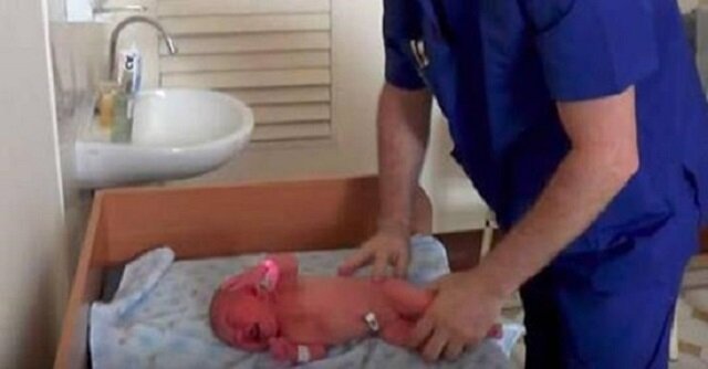 Lekarz w brutalny sposób bada noworodka. To nagranie wywołało prawdziwą burzę w internecie