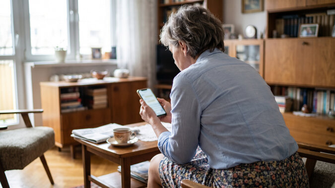 Przepisałam mieszkanie na córkę i przeniosłam się do kawalerki po ciotce. Na OLX szukałam szafki nocnej - w "podobnych ogłoszeniach" wyskoczył mój kredens i stół po rodzicach: "meble po babci, tanio, odbiór pilnie"