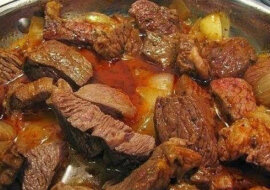 Niesamowity gulasz domowej roboty. Pyszne i soczyste danie