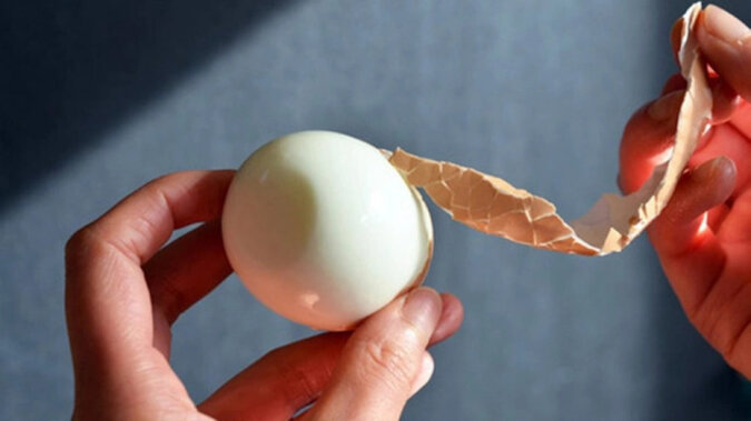 Jajka na twardo dosłownie „wyskakują” ze skorupek, pomaga w tym pięć prostych wskazówek