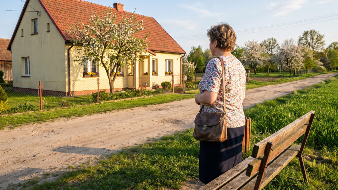 Siostra od lat powtarzała, że dom po rodzicach stoi pusty i się sypie, nikt go nie kupi. Wnuczka znalazła go w internecie - to samo zdjęcie, to samo podwórko. Ogłoszenie: na sprzedaż, dwieście osiemdziesiąt tysięcy