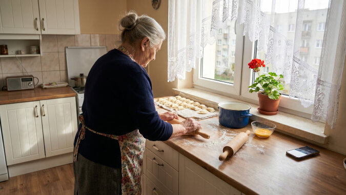 Wnuczka miała szesnaście lat i wstydziła się chodzić ze mną do galerii - mówiła, że za wolno idę. W maju poprosiła, żebym nauczyła ją robić pierogi na imprezę ze znajomymi. Lepiłyśmy do drugiej w nocy