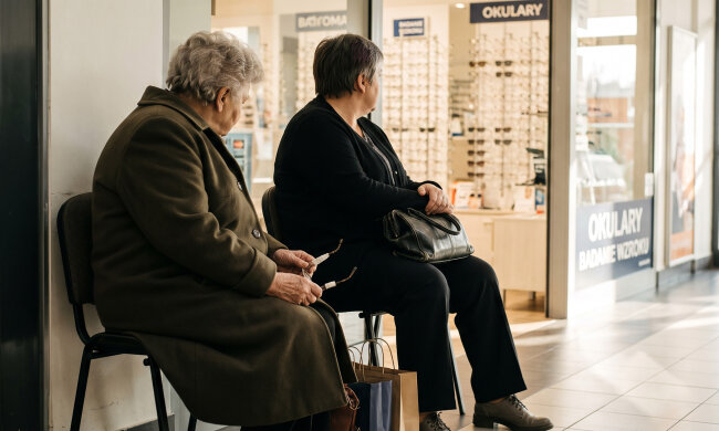 Mama od trzech lat mieszka u brata, "niczego jej tam nie brakuje". W październiku poprosiła, żebym zapłaciła za jej nowe okulary. W kolejce do optyka powiedziała, że emeryturę od dwóch lat odbiera Romek, a jej daje sto złotych na tacę