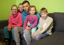 Po śmierci matki i odejściu ojca 21-letni mateusz rzucił studia, aby opiekować się swoim młodszym rodzeństwem