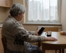 Wnuczka ma 16 lat i nigdy do mnie nie dzwoni. Wczoraj zadzwoniła. Myślałam, że w końcu chce pogadać - a ona zapytała, czy mogę przelać jej pieniądze na telefon, bo mama nie chce