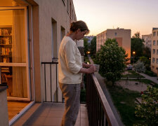 Siostra męża zadzwoniła do mnie w środku nocy, kompletnie pijana. Chciała przeprosić. Powiedziała: "Wiem, że powinnam ci powiedzieć wcześniej, ale Krzysztof mnie prosił, żebym milczała. Nie mogę już z tym żyć"