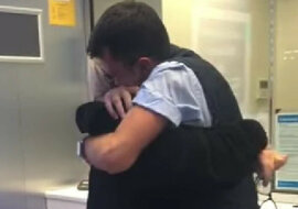 Wzruszające ponowne spotkanie matki i syna po trzech latach rozłąki rozkochała w sobie użytkowników. Wideo