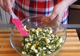 Pyszne galaretowate ciasto z piekarnika z zieloną cebulą i jajkami na kefirze. Gotuje się dość szybko i bez żadnych kłopotów