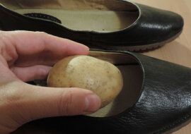 Po co wkładać obrane ziemniaki do skórzanego obuwia i zostawiać na noc? Świetny patent, który warto znać