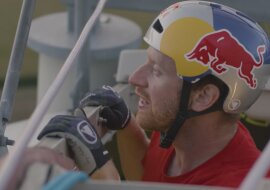 Rowerzysta przejechał po łopacie wirnika turbiny wiatrowej