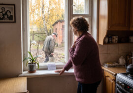 Brat zabrał tatę na październik do siebie na wieś - "na grzyby, tato, na świeże powietrze". W środę tata zadzwonił do mnie: czy mogę przyjechać, bo brat z bratową od soboty są w Turcji, a on sam karmi świnie i pilnuje kur
