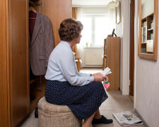 Pani z kiosku przy przystanku, wydając mi gazetę, pochwaliła męża: "Złoty dziadek, w sobotę widziałam, jak w Smyku wybierał z dziewczynką różowy rowerek". Zapytała, ile wnuczka ma lat. Nasza córka ma dwóch synów, starszy w tym roku zdaje maturę