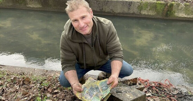 Mężczyzna znalazł na dnie rzeki sejf z tysiącami dolarów i odnalazł właściciela