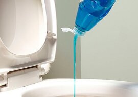 Obserwuj, co się będzie działo potem. Wlej do WC płyn do mycia naczyń i gorącą wodę