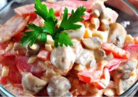 Ciekawa sałatka z wędzoną piersią z kurczaka i pieczarkami