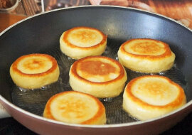 Puszyste placuszki, które wyglądają jak pączki