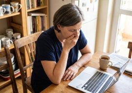 Na naszym wspólnym komputerze wyskoczyło przypomnienie z kwiaciarni internetowej: "Twoje coroczne zamówienie - 15 róż, dostawa 8 marca. Potwierdź adres". Opłacane od 2019 roku. Ja róż na ósmego marca nie dostaję
