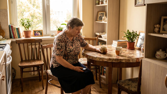 Brat powtarzał, żeby nie dzwonić do mamy wieczorami - po dwudziestej już śpi, rozmowy ją męczą. W czwartek mama zadzwoniła sama, po dziewiątej, szeptem: czemu się nie odzywam, przecież wieczory są najdłuższe