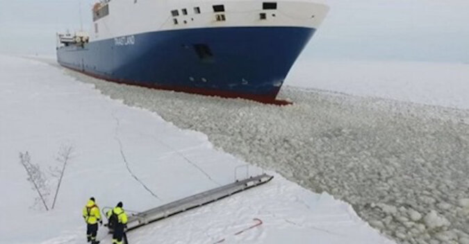 Do sieci trafiło wideo, nakręcone dronem, jak fiński żeglarz wchodzi na statek, poruszający się z pełną prędkością