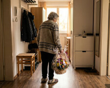 Trzydzieści lat pracowałam w fabryce, żeby dzieci miały lepiej. Na moje siedemdziesiąte urodziny złożyli się na kosz kwiatów z dostawą