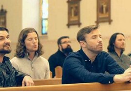 6 mężczyzn zaczyna śpiewać w pustym kościele. Posłuchaj ich czarujące głosy