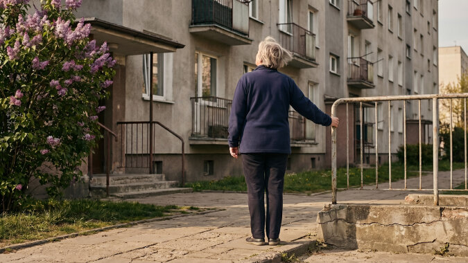 Sąsiadka z dołu przez dziesięć lat nie odpowiadała mi na dzień dobry. Kiedy złamałam nogę na oblodzonym chodniku, to ona jedna przyszła z obiadem
