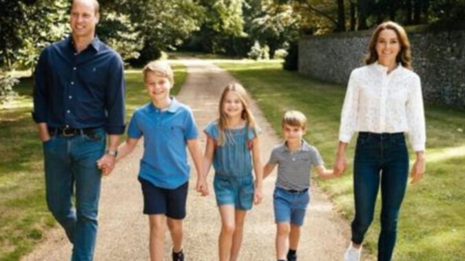 Książę William i księżna Kate pokazali świąteczną kartkę z dziećmi