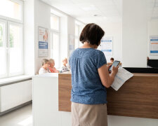 W przychodni ktoś dotknął mojego ramienia - mąż, który odszedł czternaście lat temu. Trzymał plik skierowań i poprosił, żebym pomogła mu się zapisać "przez ten internet", bo Jolanta się wyprowadziła, a on "papierów nigdy nie ogarniał"