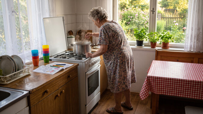 Siostra wzięła mamę na całe lato na działkę - "odpocznie od miasta". W sierpniu przyjechałam w odwiedziny: siostra z mężem od rana w pracy, mama sama z trójką ich wnuków. Ma osiemdziesiąt jeden lat