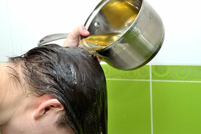 Zacznij to robić po każdym myciu głowy, a twoje włosy odzyskają blask i przestaną wypadać