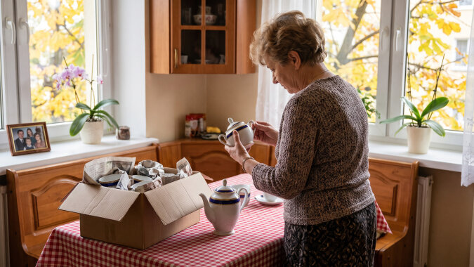 Córka zabrała ode mnie serwis z Ćmielowa po babci, "bo u ciebie stoi za szybą, a u nas będzie na co dzień". W październiku sąsiadka pokazała mi w telefonie ogłoszenie z OLX: "Ćmielów, lata 60., 24 elementy, cukiernica lekko obtłuczona"