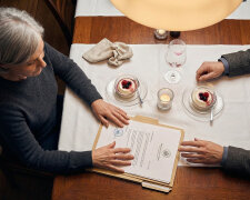 Syn zaprosił mnie na obiad do restauracji. Myślałam, że chce mi podziękować za opiekę nad wnukami. Kiedy kelner zabrał talerze, syn wyjął dokumenty i powiedział: "Mamo, podpisz tutaj, to formalność"