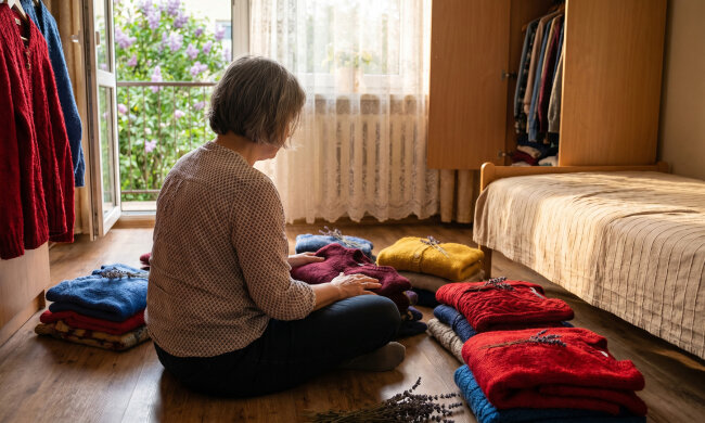 Przez czterdzieści lat robiłam na drutach swetry dla całej rodziny - nikt ich nie nosił, ale co roku robiłam kolejne. Kiedy sprzątałam szafę syna, znalazłam na samym dnie wszystkie - każdy złożony i owinięty w papier, podpisany moim imieniem i rokiem