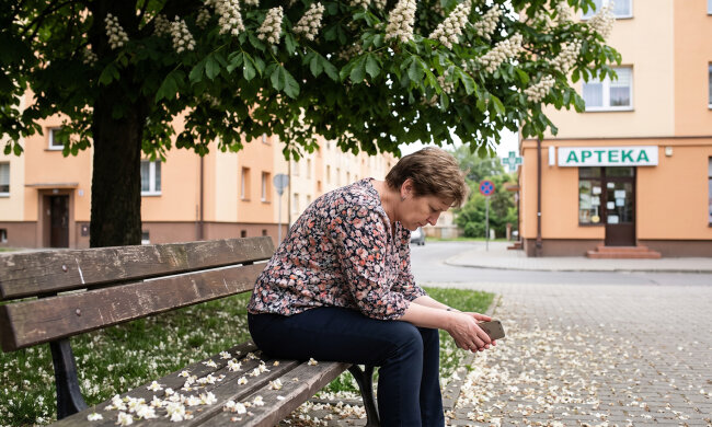 Brat mieszkał z mamą i mówił, że cała jej emerytura idzie na leki, dlatego dokładałam co miesiąc pięćset złotych. Po pogrzebie poszłam do apteki. Pani sprawdziła w komputerze: ostatni zakup w lutym, zamienniki za trzydzieści dwa złote