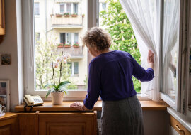 Mąż zostawił mnie dla sąsiadki z klatki B w 2008 roku. W poniedziałek zadzwoniła do mnie jej córka, dwadzieścia dwa lata: ojczym po udarze leży w szpitalu w Koninie, matka od lat w Holandii, ona studiuje w Gdańsku
