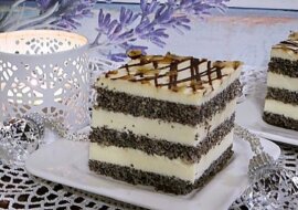 Ciasto makówka na biszkopcie makowym. Ciasto dość proste w wykonaniu. Jednak ten przepyszny deser zachwyci wyglądem i smakiem