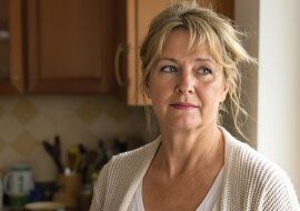 Mąż, który 12 lat temu odszedł do kochanki, nagle stanął przede mną w progu. Wypowiedział słowa, które zamurowały mnie na miejscu