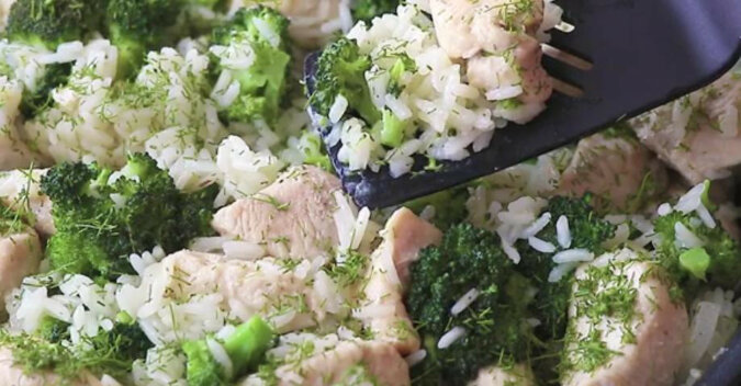 Ryż z brokułami i filetem z kurczaka na kolację - idealne danie dla tych, którzy cenią swój czas