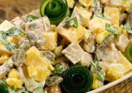 Sałatka na nowy rok "Idealna" z grzybami, wędzoną piersią i ananasami. Apetyczna i oryginalna