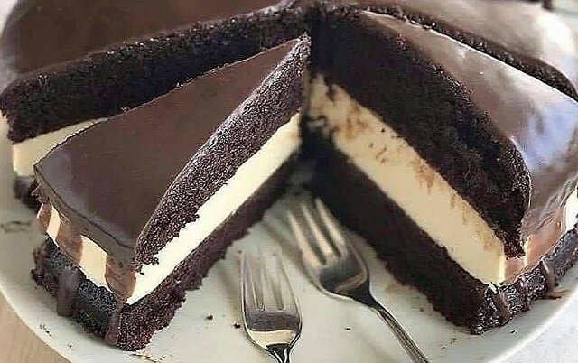 Ciasto o nazwie „Kokos w czekoladzie”. Soczyste ciasto, które rozpływa się w ustach