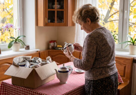 Córka zabrała ode mnie serwis z Ćmielowa po babci, "bo u ciebie stoi za szybą, a u nas będzie na co dzień". W październiku sąsiadka pokazała mi w telefonie ogłoszenie z OLX: "Ćmielów, lata 60., 24 elementy, cukiernica lekko obtłuczona"