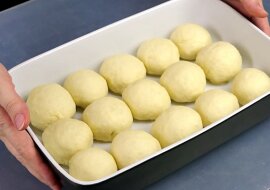 Błyskawiczne ciasto drożdżowe na ciasta, bułki i pizze: nawet początkującym się udaje